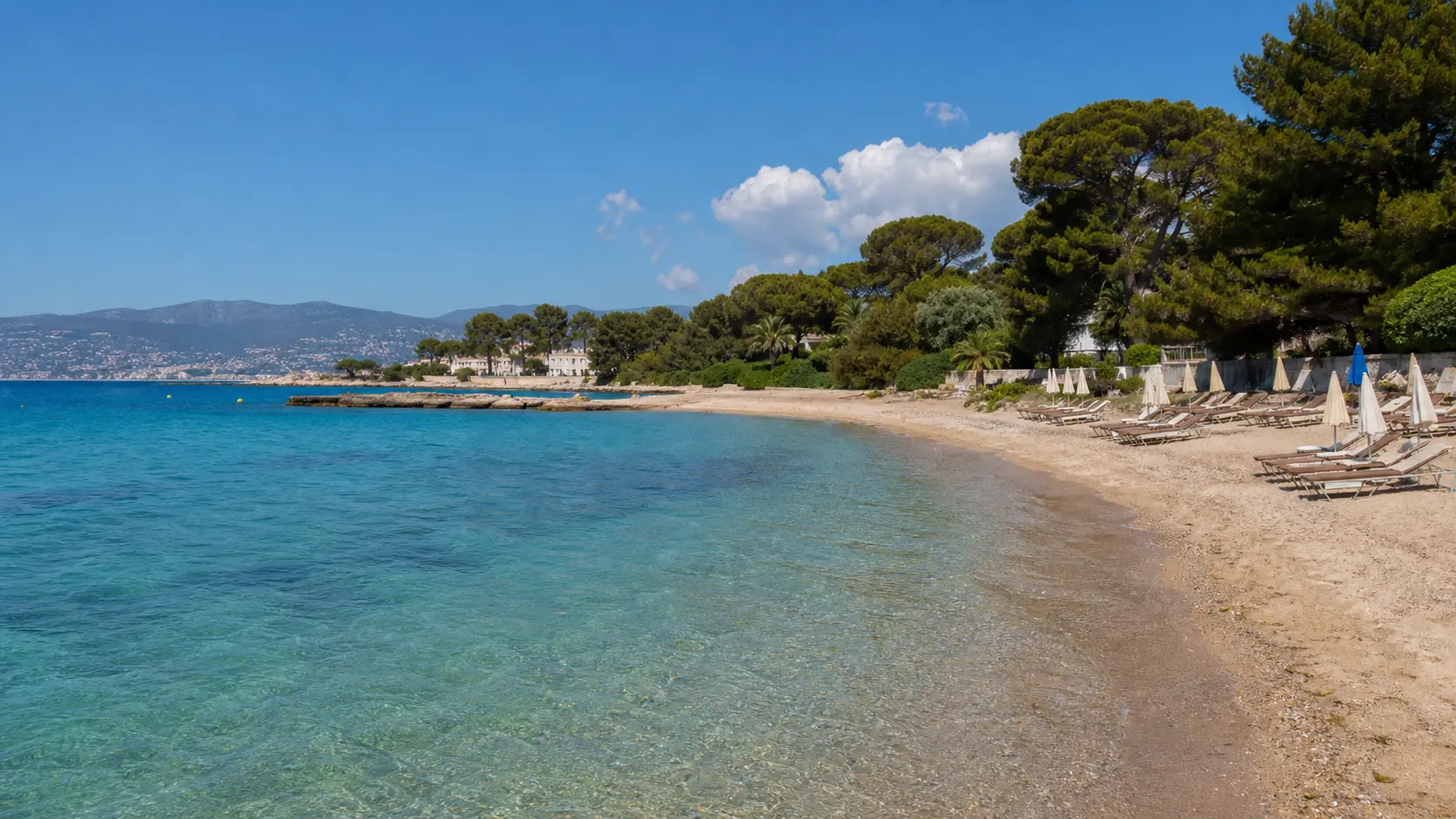 Plage familiale de sable près d’Antibes avec eau peu profonde